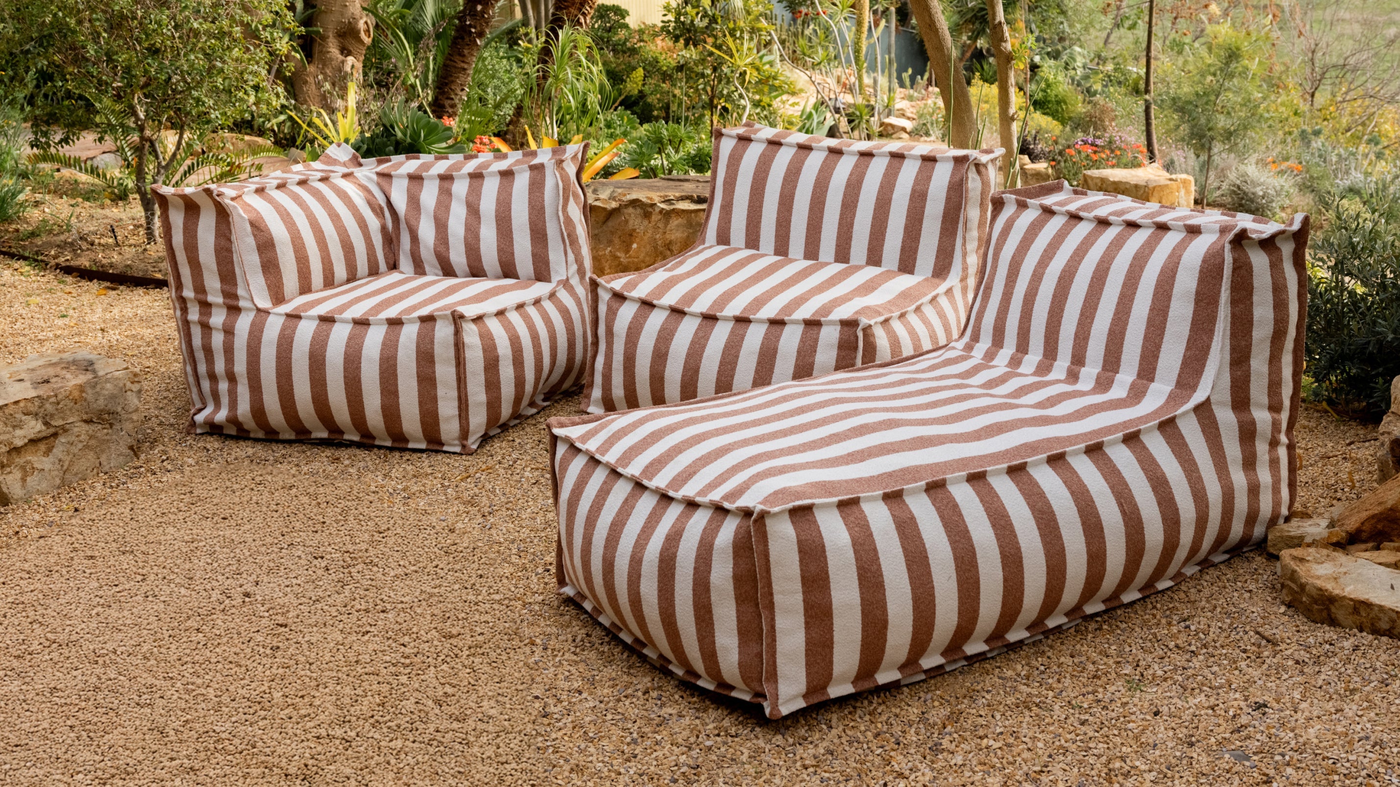 Make Waves Outdoor Corner Chair, Gull - Sundays Company CanadaOUT-FN-003-100
